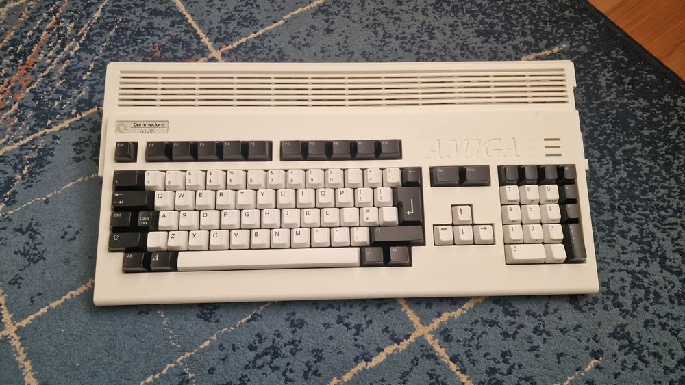 Amiga 1200. Komputer , nowa obudowa  i nowe klawisze