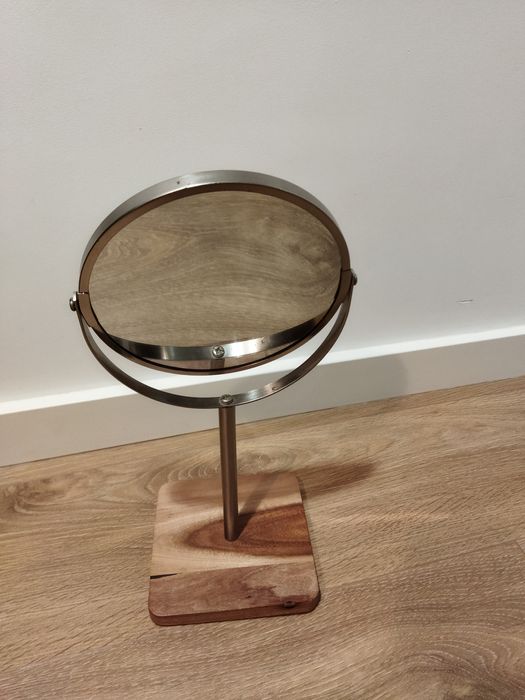 Espelho com base em madeira.64737900128770122