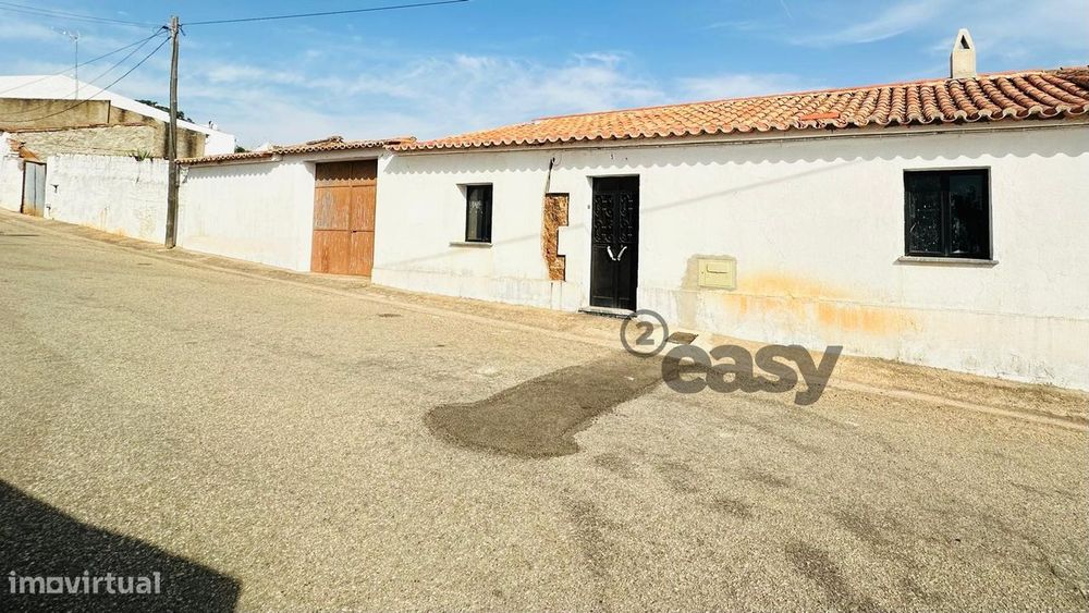 Moradia T2 para restaurar com amplo terreno em Marmelar - Vidigueira