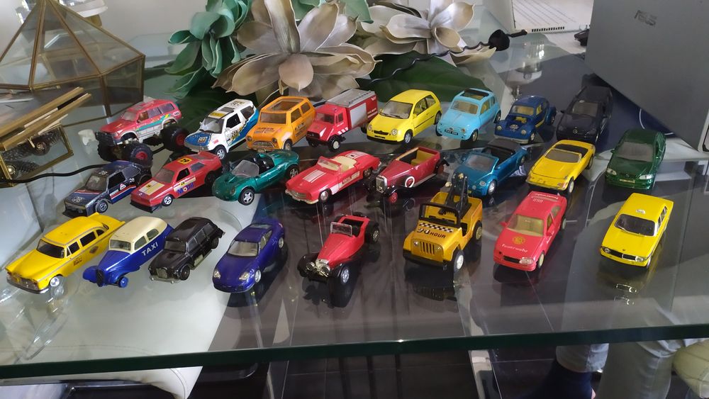 Carros miniaturas de várias marcas