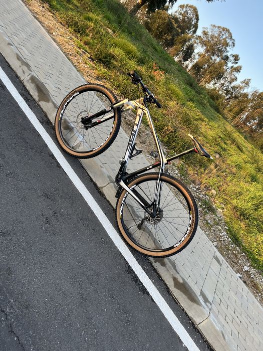 Bicicleta Cube carbono”29”