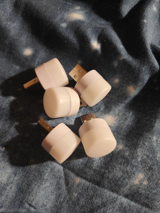 лампочки usb білого кольору