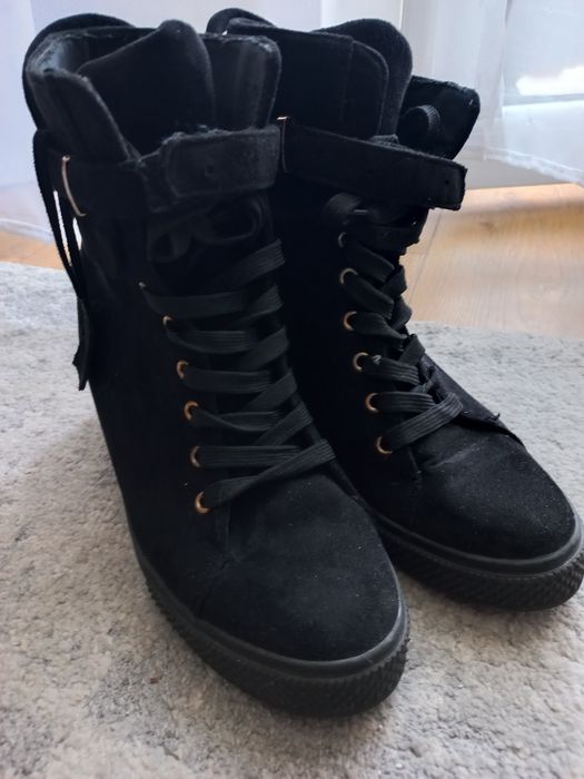 Buty na podwyższeniu, czarne,w środku schowany koturn 5cm