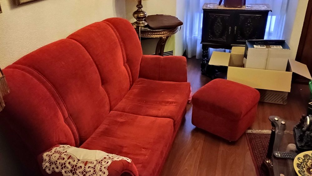 Sofá cama e puff bem estimados