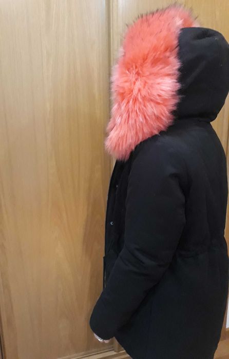 Parca preta com revestimento interior pêlo rosa/fúcsia