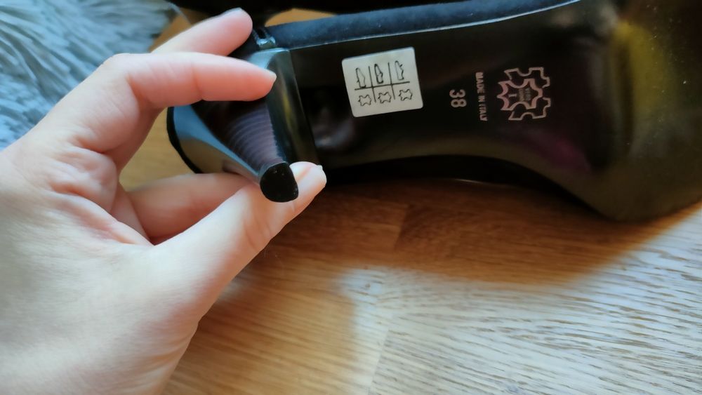 Szpilki czarne, skórzana wkładka, stan idealny