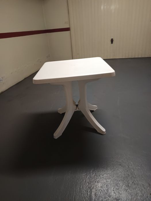 Mesa e duas cadeiras.em bom estado!