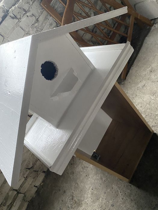 Величезна птахівня / годівниця