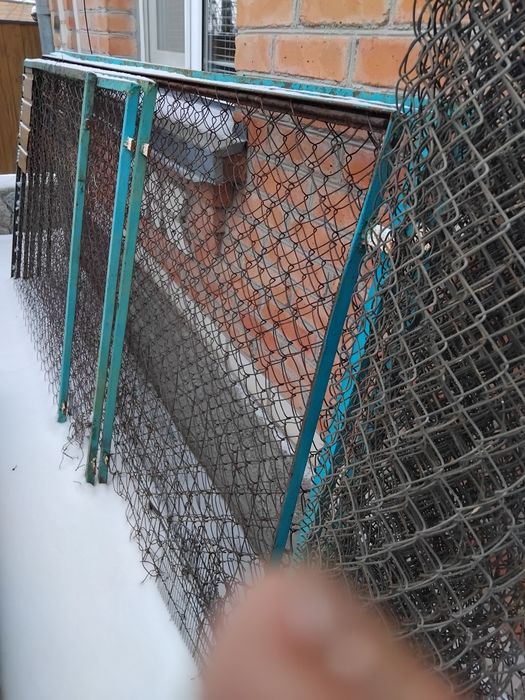 Забор из сетки рабицы .