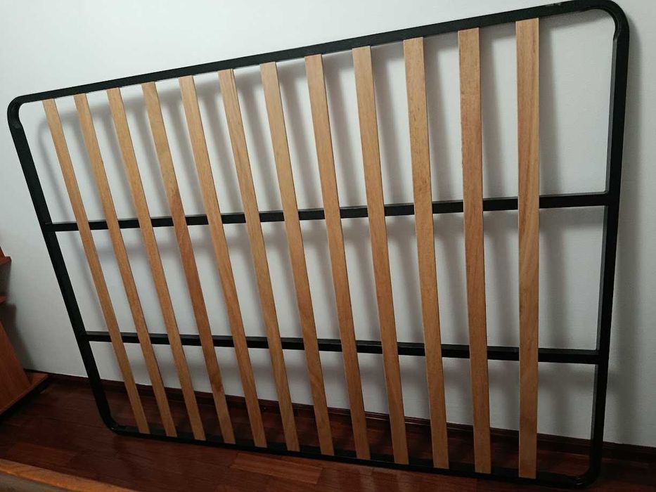 Estrado de cama de casal, ripas em madeira, 1.90m x 1.40m sem pés. Quase novo, pouco uso, localização: Guarda
