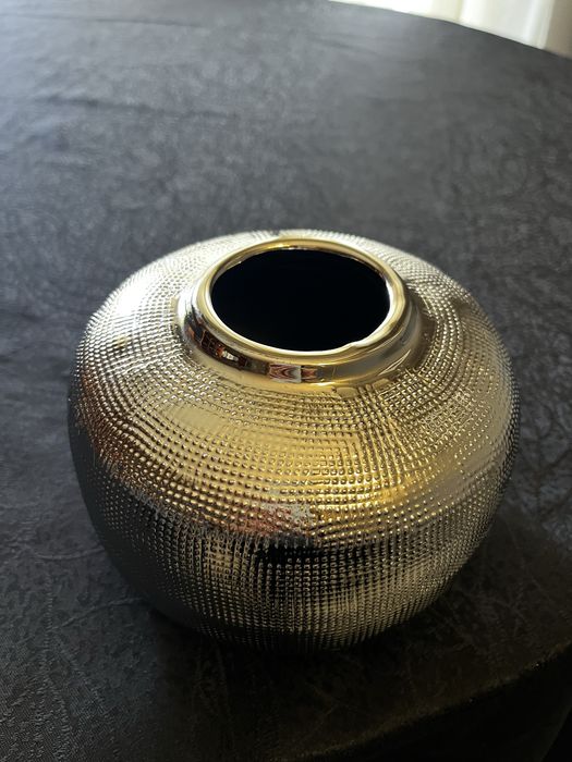 Vaso decorativo de cerâmica com acabamento prateado