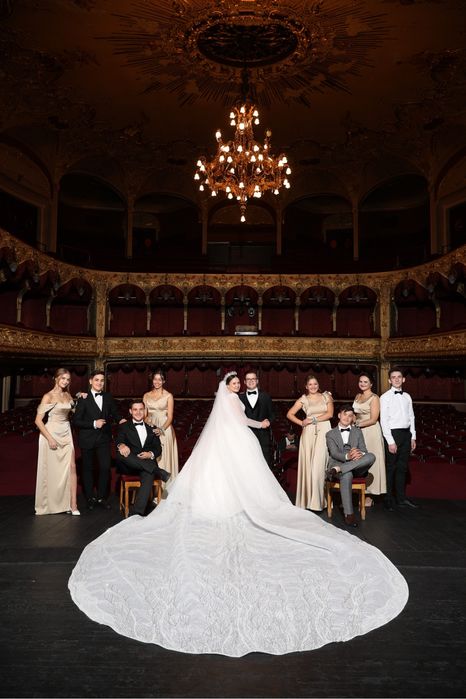 Весільна сукня та шлейф