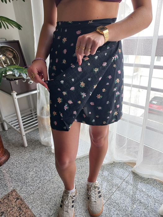 Saia muito fresquinha,  com motivos florais. Ótimo estado