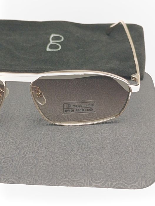 Photochromic Gold Metal