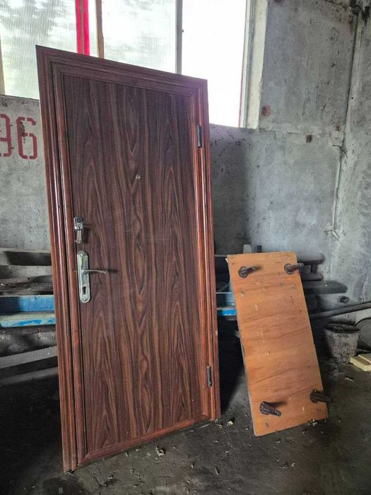 Двері вхідні праві з коробкою зносостійкі 80*200см нові ручка замок