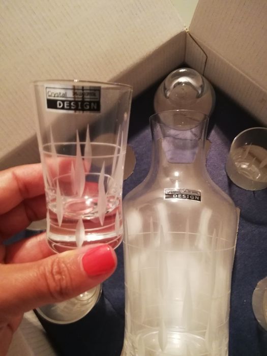 Garrafa e copos de cristal