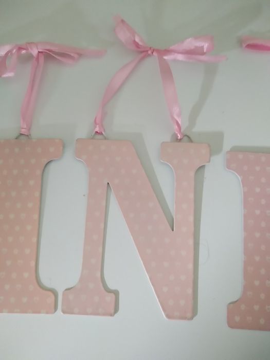 Nome Inês para colocar na parede laço de fita rosa
