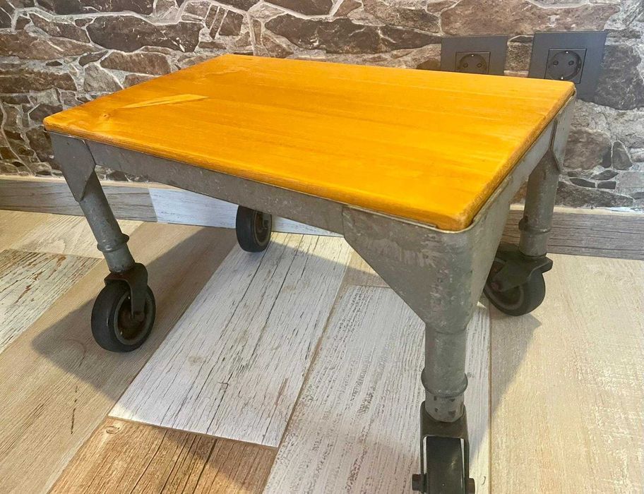 Mesa apoio retro-industrial com rodas metálicas
