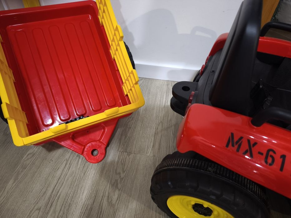 Trator eléctrico com atrelado