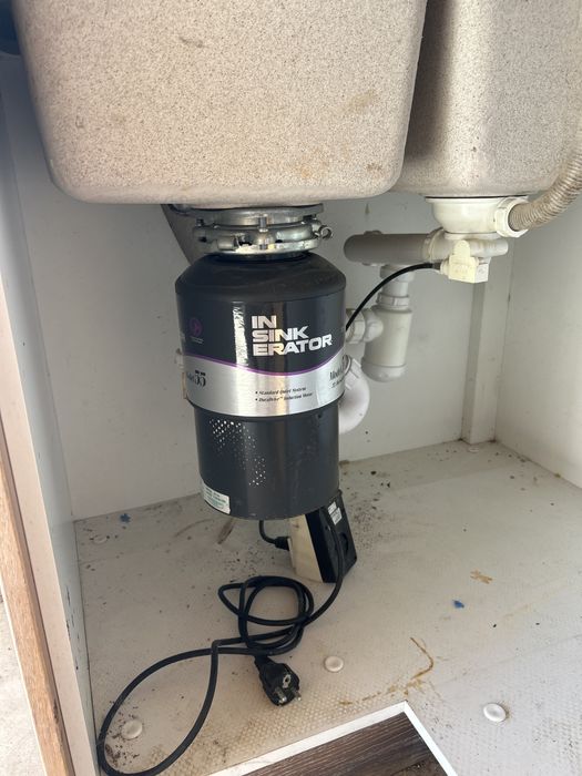 Cozinha usada com exaustor e lava loiça e triturador de residuos