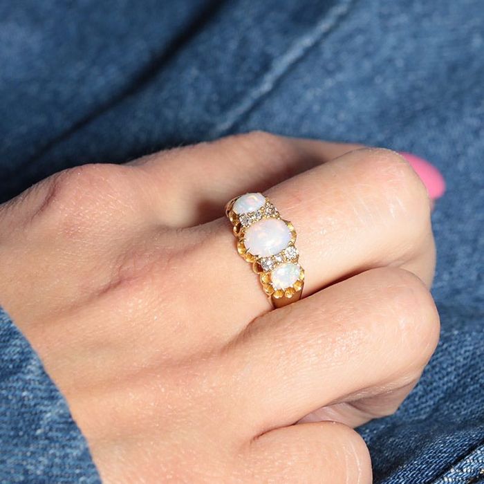 Złoty pierścionek z trzema opalami i diamentami szykowny 18K