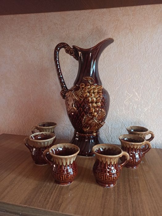 Глечик із чашками.