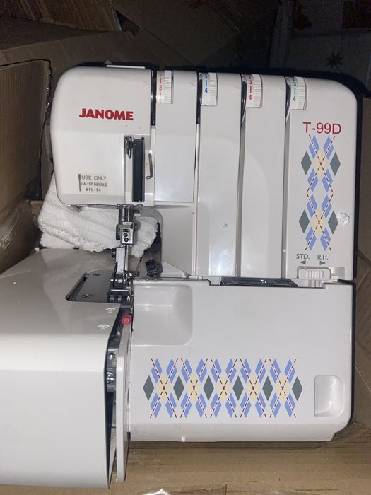 Оверлок новый металлический настроенном состоянии