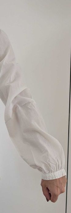 Blusa colarinho fechado com pormenor nas mangas