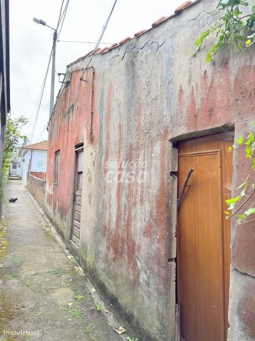 Moradia Térrea com Anexo e Poço – Excelente Localização em Vila Nova d