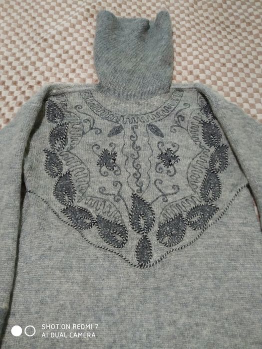 Продам женский свитер с высокой горловиной ,теплый.