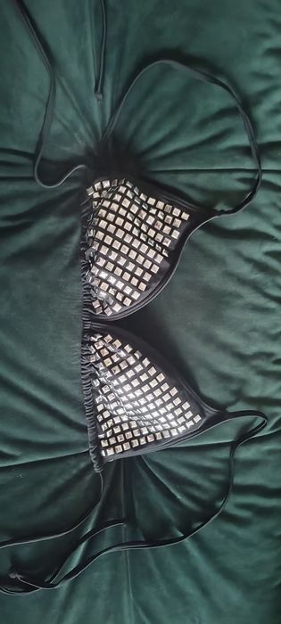 Biustonosz z dżetami że stroju kąpielowego