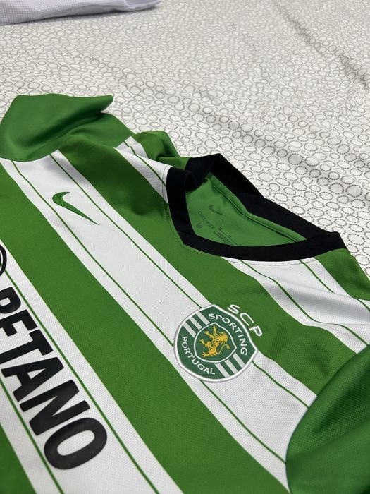 2 camisolas do sporting oficiais em otimo estado sem dano nenhum. Uma camisola tamanho XL da nos macron e outra camisola tamanho S.