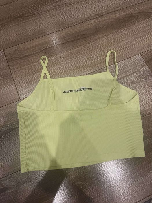 Limonkowa koszulka na ramiączka, krótki top Bershka