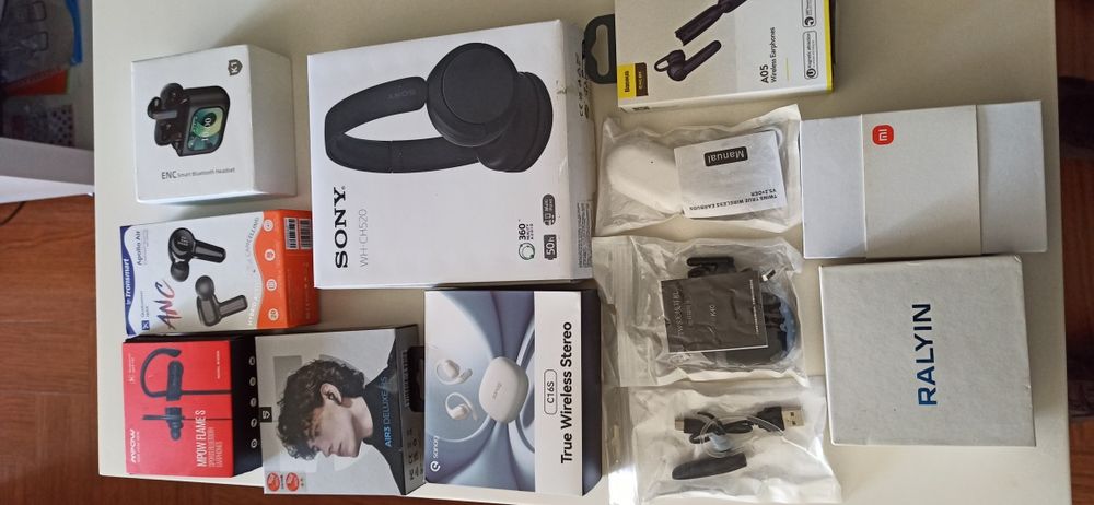 Vários headphones/auriculares