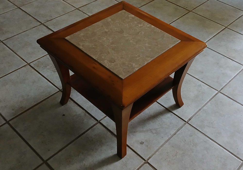 Mesinha de sala em madeira maciça
