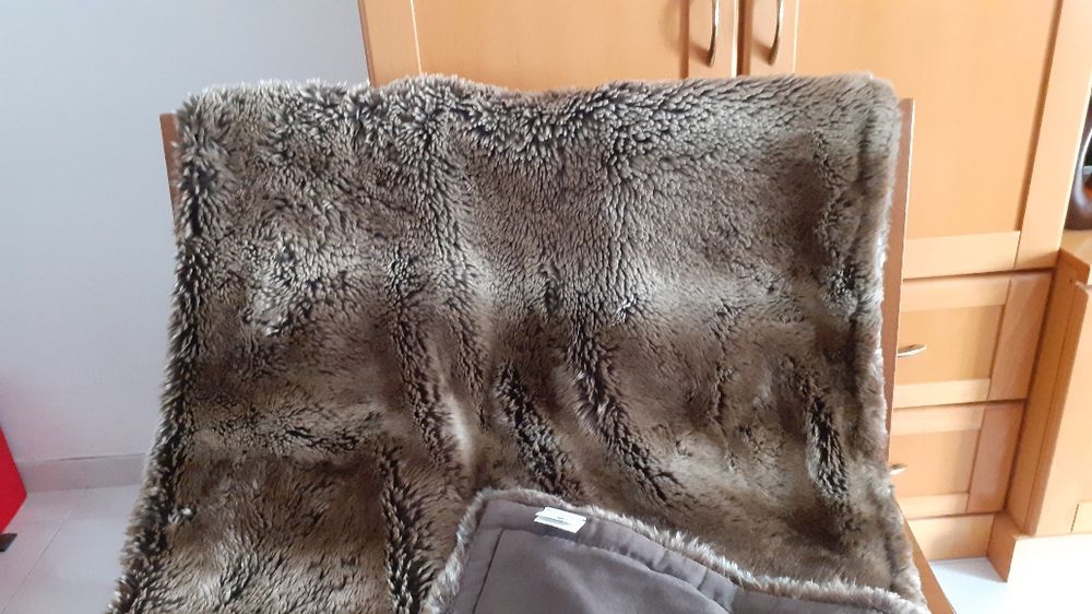 Manta Castanha em Pêlo sintético aveludado ( Gato Preto)