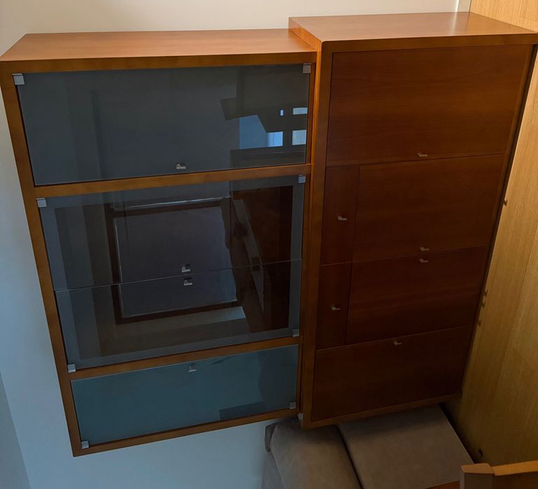 Sala de jantar- mesa, aparador com cristaleira e móvel para TV