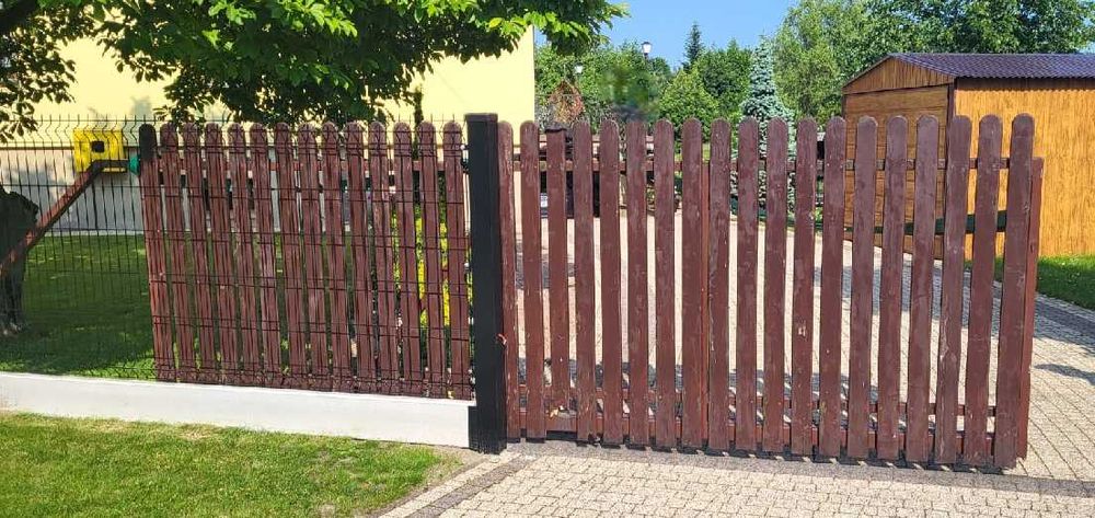 Brama przesuwana używana z drewnianymi sztachetami