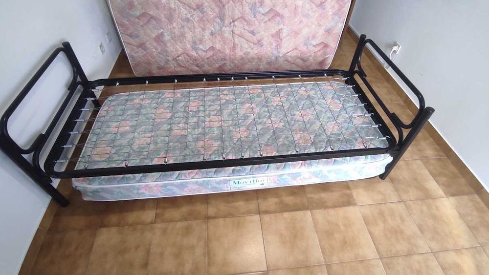 cama ferro 1+1 c/colchões e candeeiro.