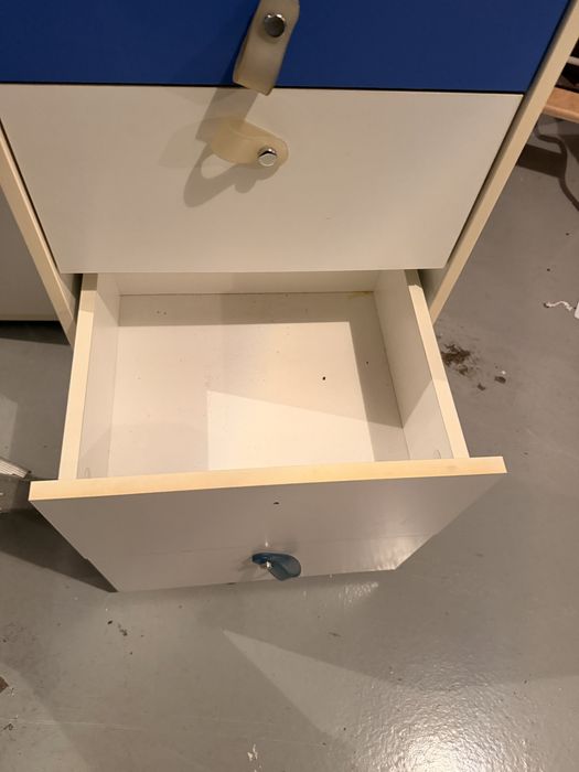 Armario com quatro gavetas quarto vermelho e azul e branco