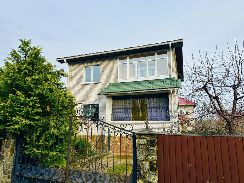 Дом с ремонтом и с убежищем. Участок 10 соток. Гараж