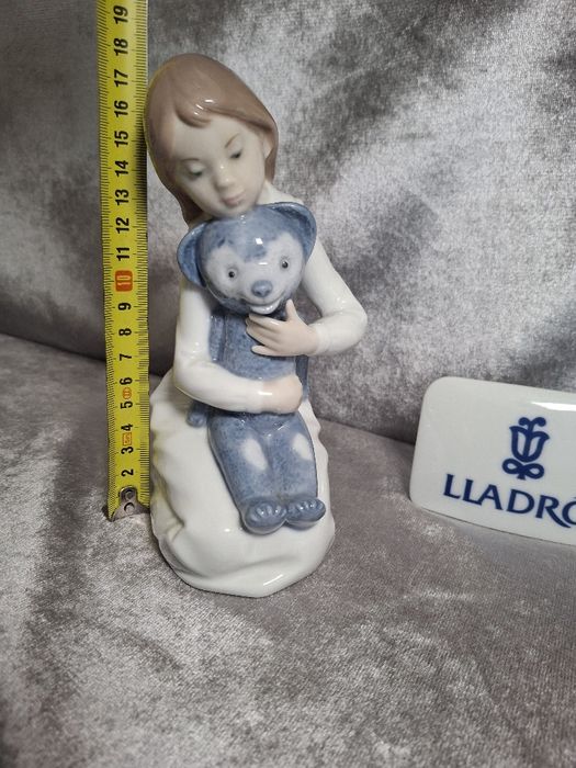 Porcelanowa figurka NAO Lladró dziewczynka z misiem