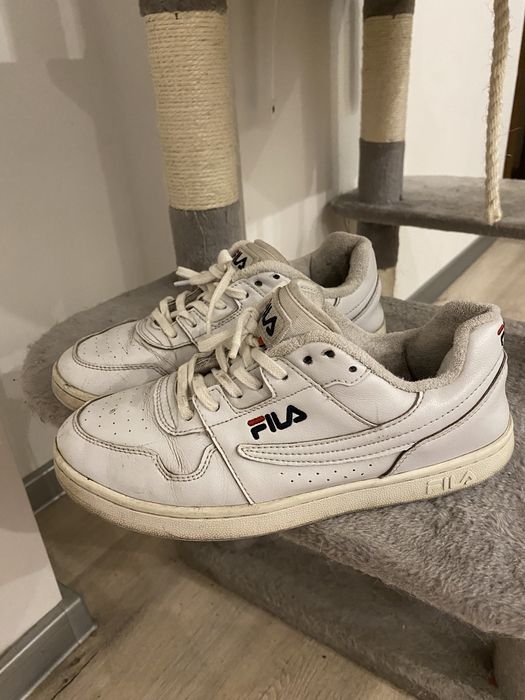 Białe buty Fila