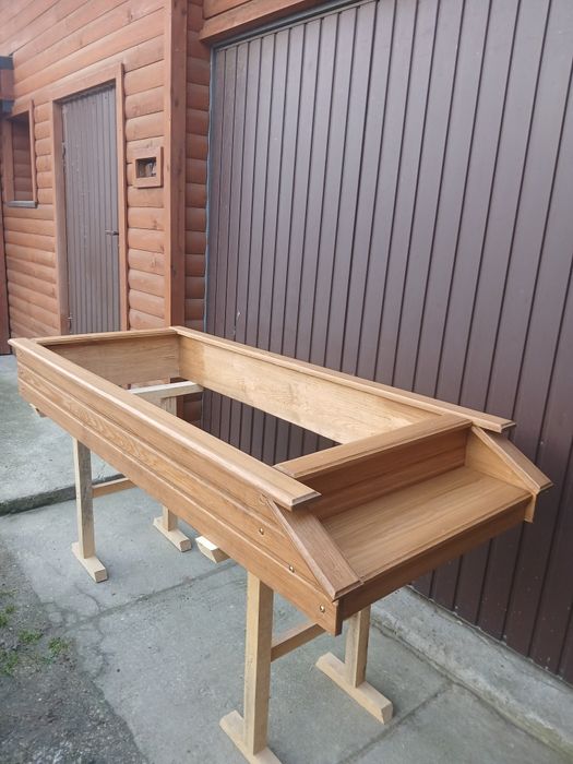 Obudowa grobu drewniana, nagrobek tymczasowy, obramowanie.