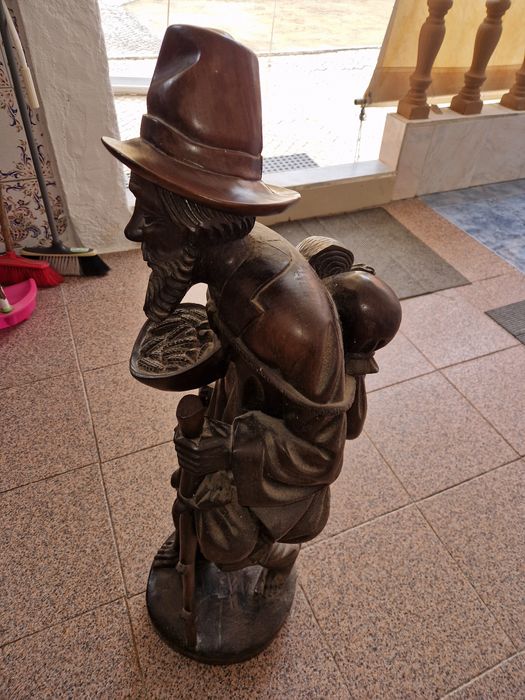 Estátua de madeira com 90cm