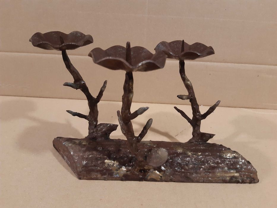 Metalowy stojący świecznik, metaloplastyka.