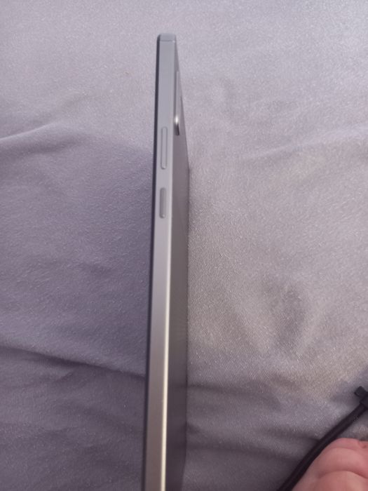 Tablet Lenovo tab m9 z etui i iphone 16pro podróbka z etui w gratsie