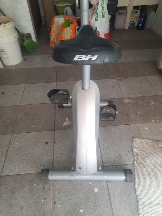 Bicicleta estática digital marca BH negociável.