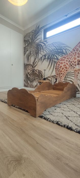 Cama de criança com colchão.