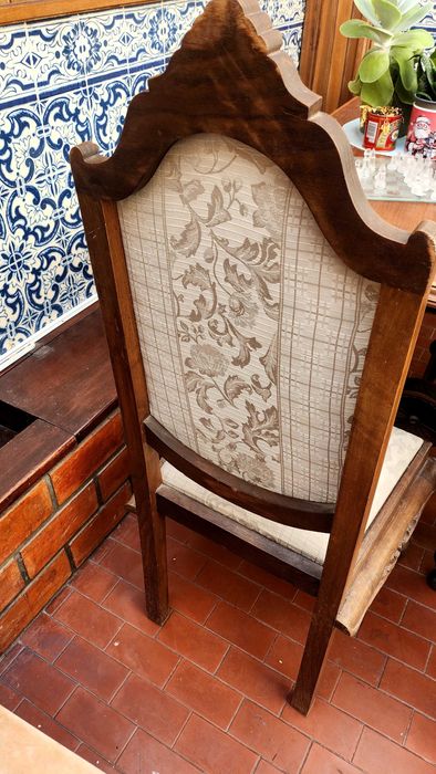 Cadeira de sala de jantar antiga.